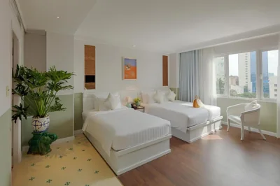 De La Somme Family Room + Nachmittagstee auf dem Dach — Au Lac Charner Hotel